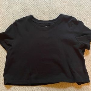 URBAN OUTFITTERS CROPPED BLACK T SHIRT